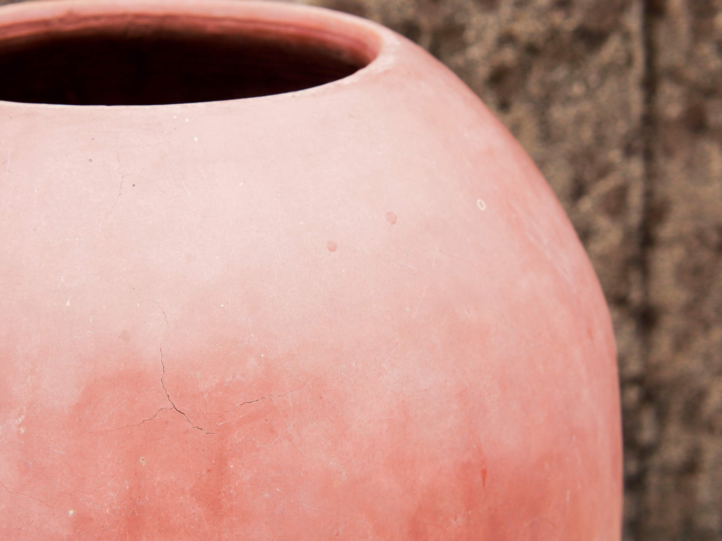 Vaso tadelakt, un intonaco di origine marocchina tipico della città di Marrakech, un metodo completamente ecologico basato sull'utilizzo di calce idrata, sapone nero, pigmenti naturali e cere. Dimensioni Diametro 30 h40cm.