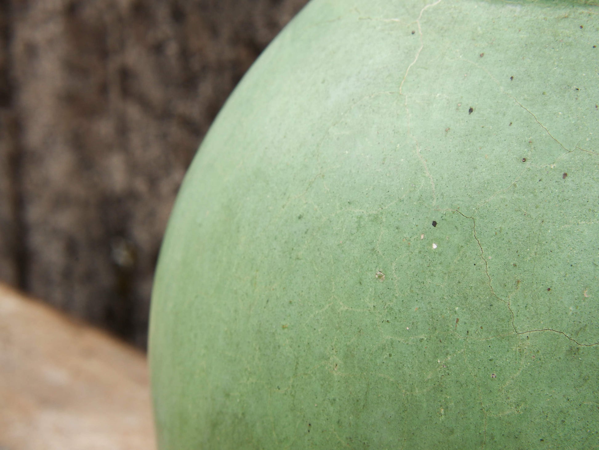 Vaso tadelakt, un intonaco di origine marocchina tipico della città di Marrakech, un metodo completamente ecologico basato sull'utilizzo di calce idrata, sapone nero, pigmenti naturali e cere. Dimensioni Diametro 25 h45cm.