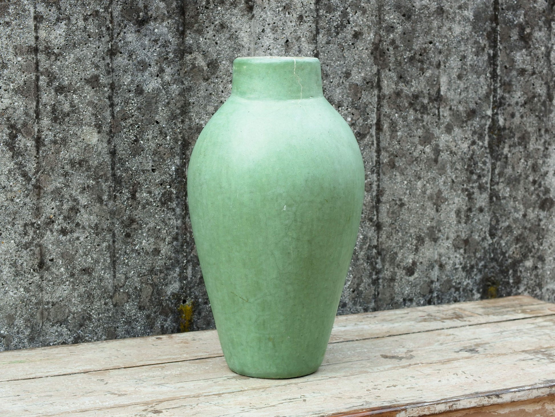 Vaso tadelakt, un intonaco di origine marocchina tipico della città di Marrakech, un metodo completamente ecologico basato sull'utilizzo di calce idrata, sapone nero, pigmenti naturali e cere. Dimensioni Diametro 25 h45cm.