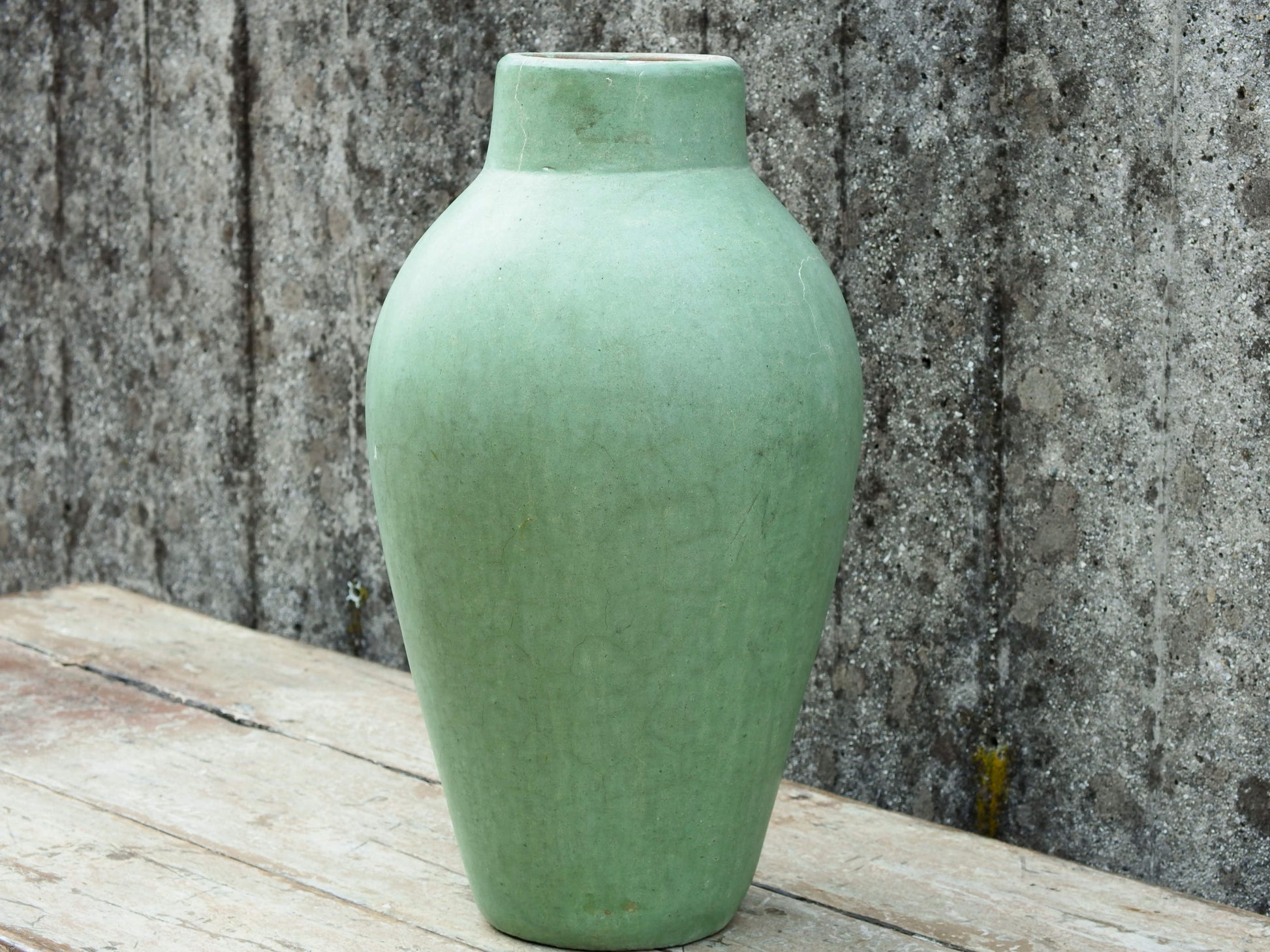 Vaso tadelakt, un intonaco di origine marocchina tipico della città di Marrakech, un metodo completamente ecologico basato sull'utilizzo di calce idrata, sapone nero, pigmenti naturali e cere. Dimensioni Diametro 25 h45cm.