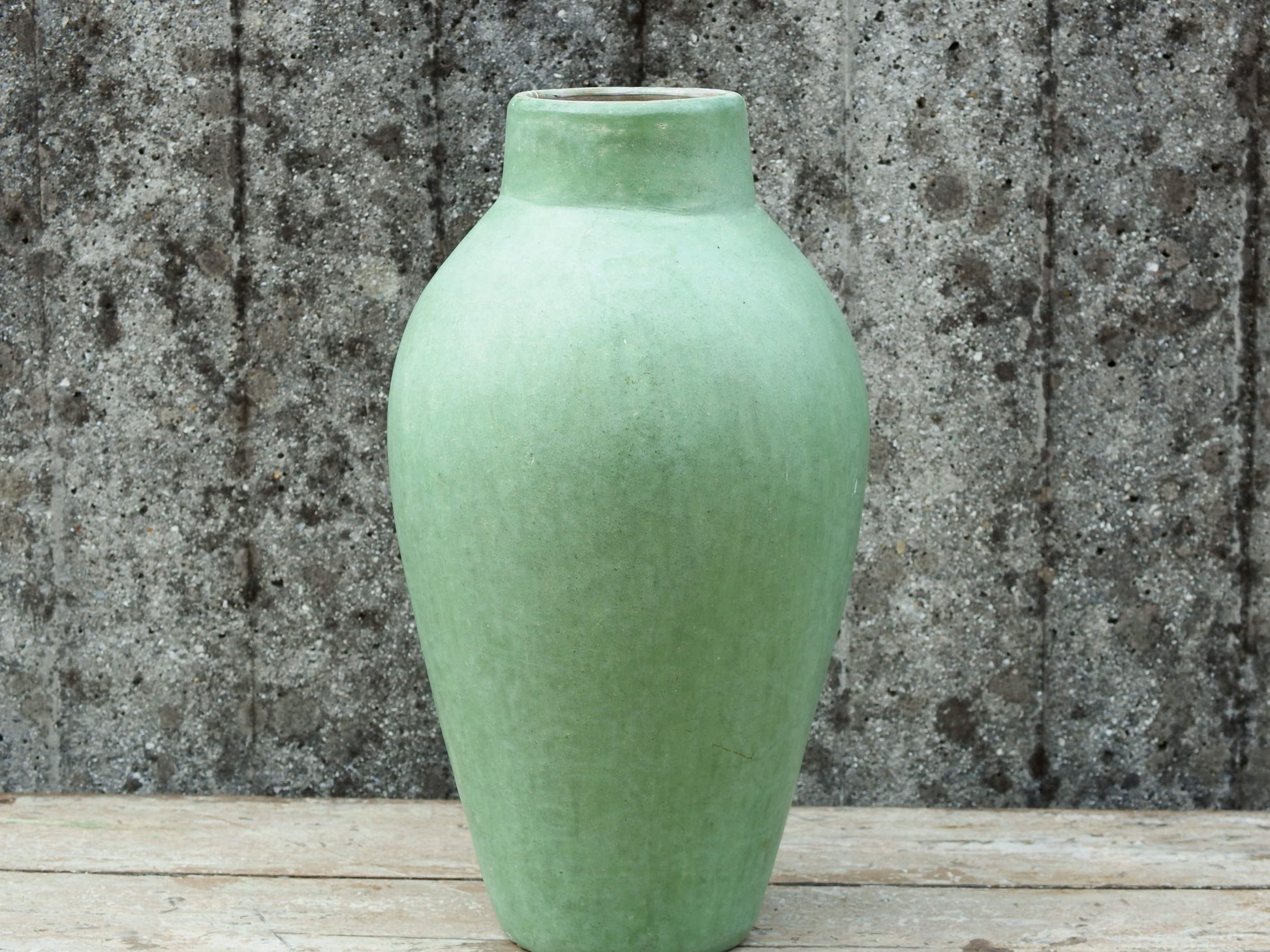 Vaso tadelakt, un intonaco di origine marocchina tipico della città di Marrakech, un metodo completamente ecologico basato sull'utilizzo di calce idrata, sapone nero, pigmenti naturali e cere. Dimensioni Diametro 25 h45cm.