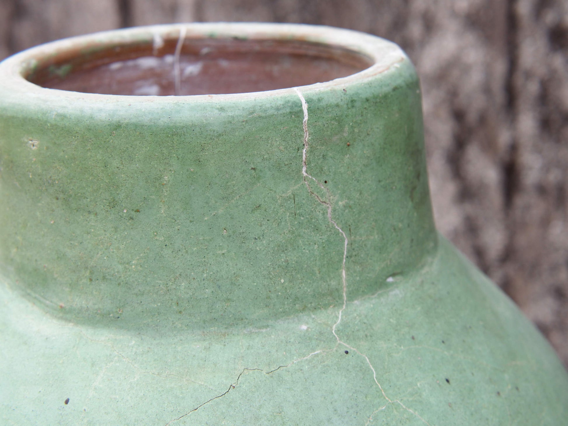 Vaso tadelakt, un intonaco di origine marocchina tipico della città di Marrakech, un metodo completamente ecologico basato sull'utilizzo di calce idrata, sapone nero, pigmenti naturali e cere. Dimensioni Diametro 25 h45cm.