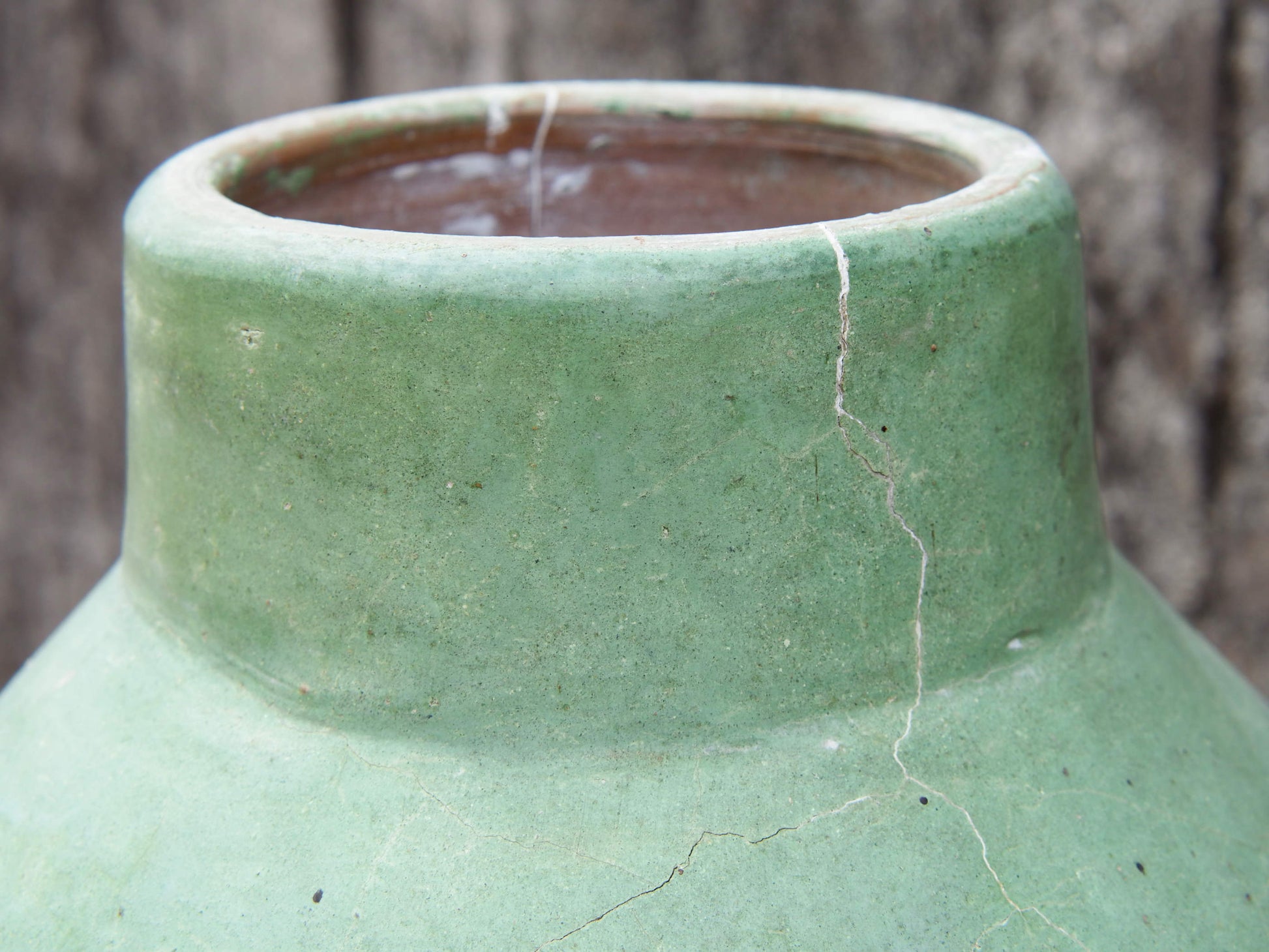 Vaso tadelakt, un intonaco di origine marocchina tipico della città di Marrakech, un metodo completamente ecologico basato sull'utilizzo di calce idrata, sapone nero, pigmenti naturali e cere. Dimensioni Diametro 25 h45cm.