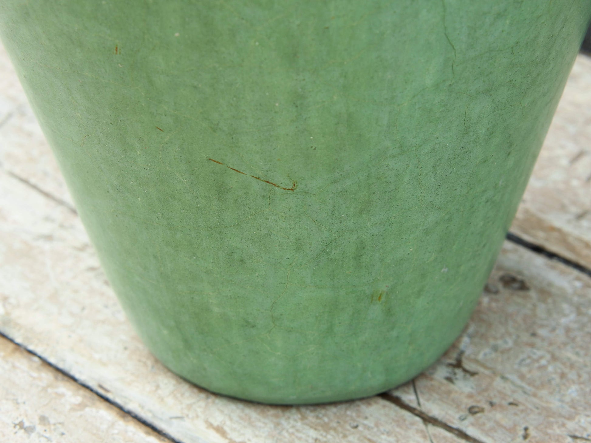 Vaso tadelakt, un intonaco di origine marocchina tipico della città di Marrakech, un metodo completamente ecologico basato sull'utilizzo di calce idrata, sapone nero, pigmenti naturali e cere. Dimensioni Diametro 25 h45cm.