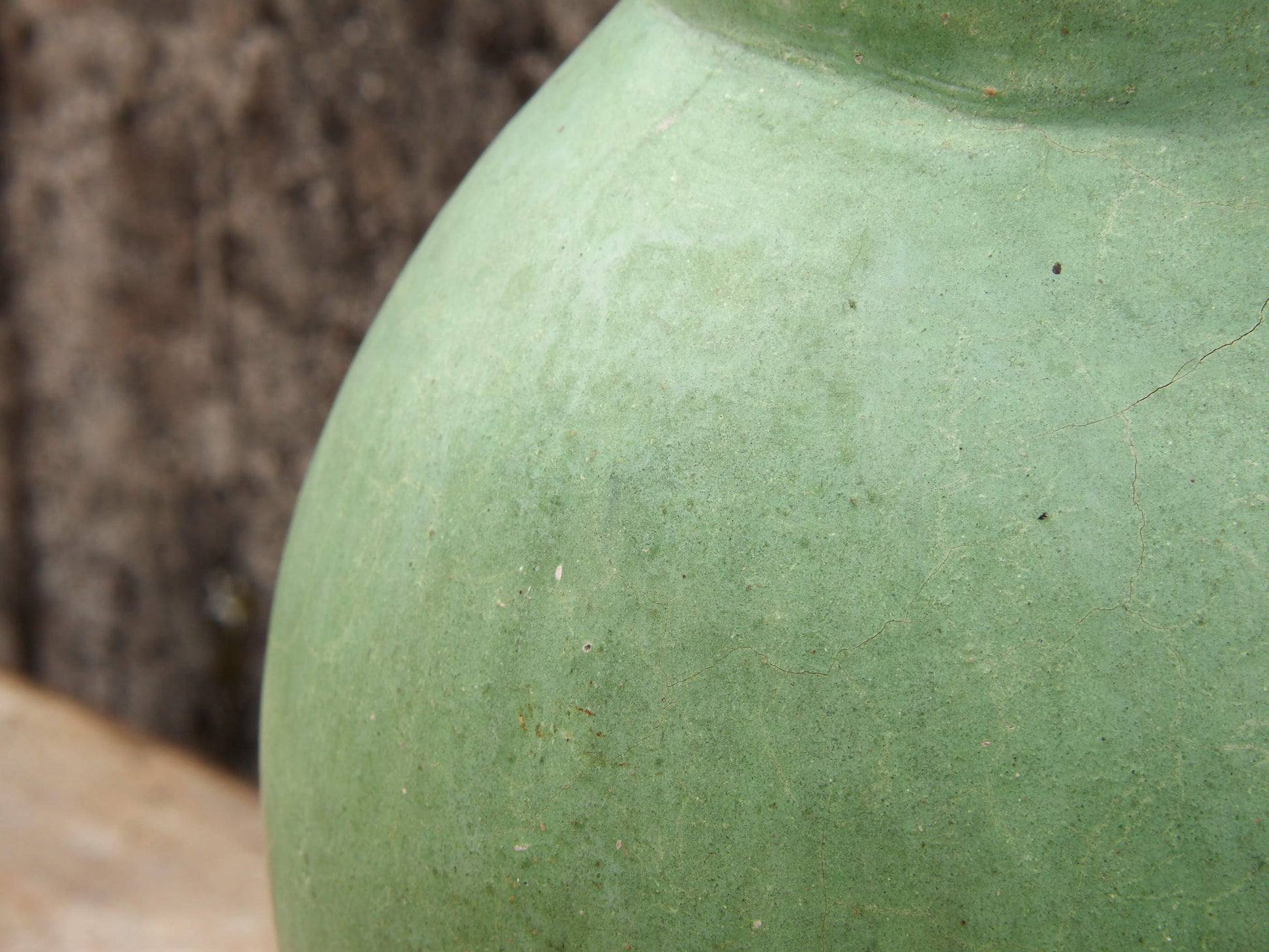 Vaso tadelakt, un intonaco di origine marocchina tipico della città di Marrakech, un metodo completamente ecologico basato sull'utilizzo di calce idrata, sapone nero, pigmenti naturali e cere. Dimensioni Diametro 25 h45cm.