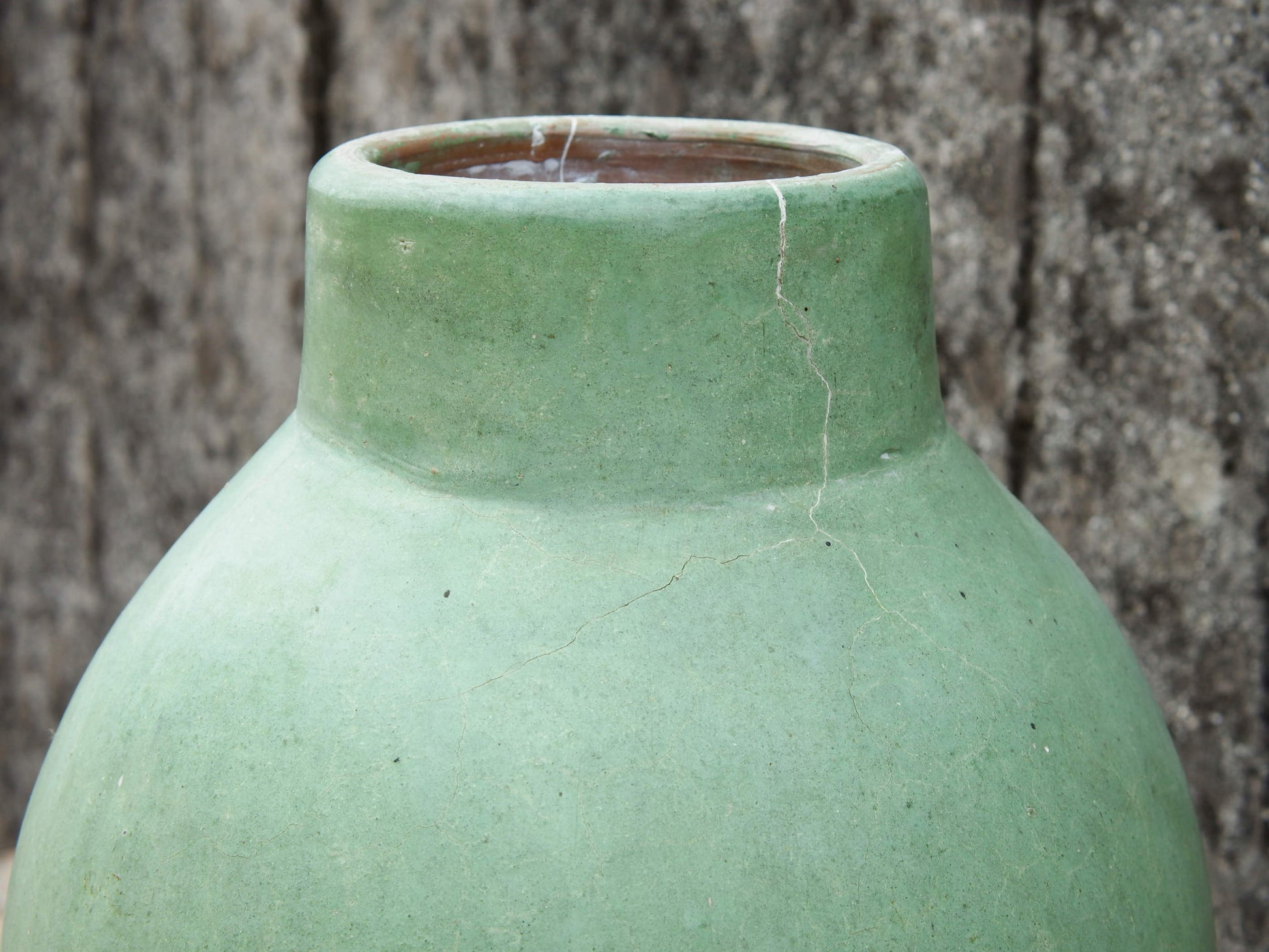 Vaso tadelakt, un intonaco di origine marocchina tipico della città di Marrakech, un metodo completamente ecologico basato sull'utilizzo di calce idrata, sapone nero, pigmenti naturali e cere. Dimensioni Diametro 25 h45cm.