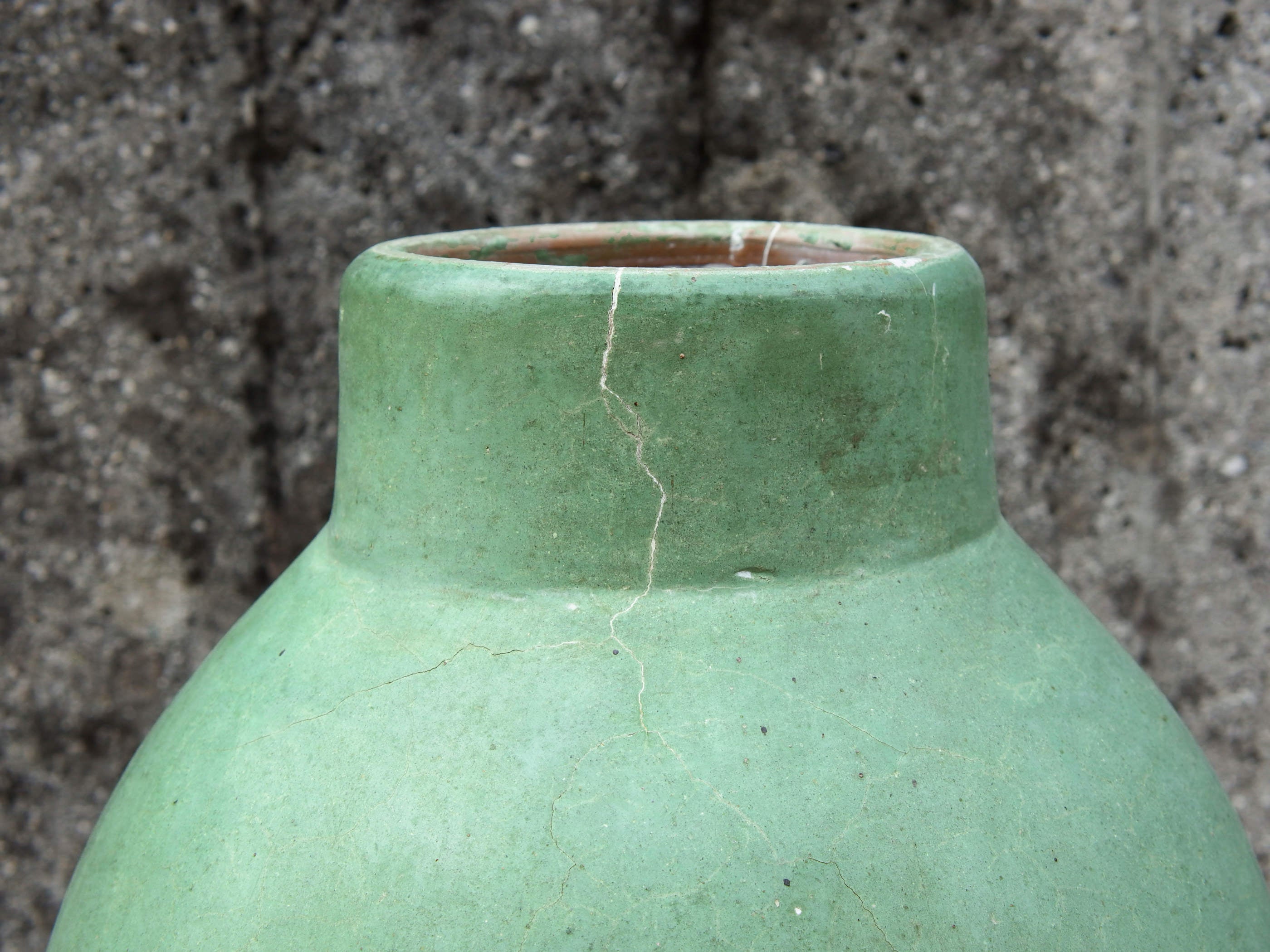 Vaso tadelakt, un intonaco di origine marocchina tipico della città di Marrakech, un metodo completamente ecologico basato sull'utilizzo di calce idrata, sapone nero, pigmenti naturali e cere. Dimensioni Diametro 25 h45cm.