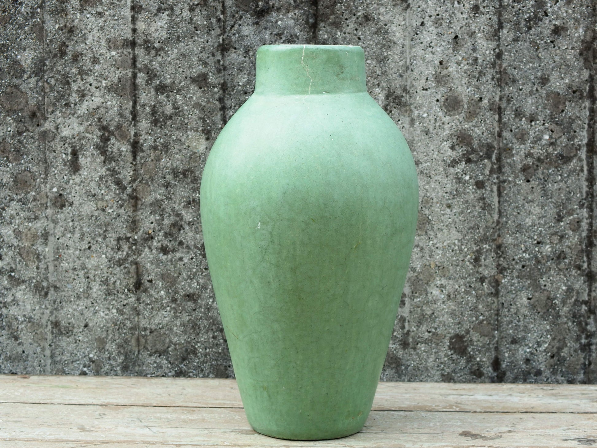 Vaso tadelakt, un intonaco di origine marocchina tipico della città di Marrakech, un metodo completamente ecologico basato sull'utilizzo di calce idrata, sapone nero, pigmenti naturali e cere. Dimensioni Diametro 25 h45cm.