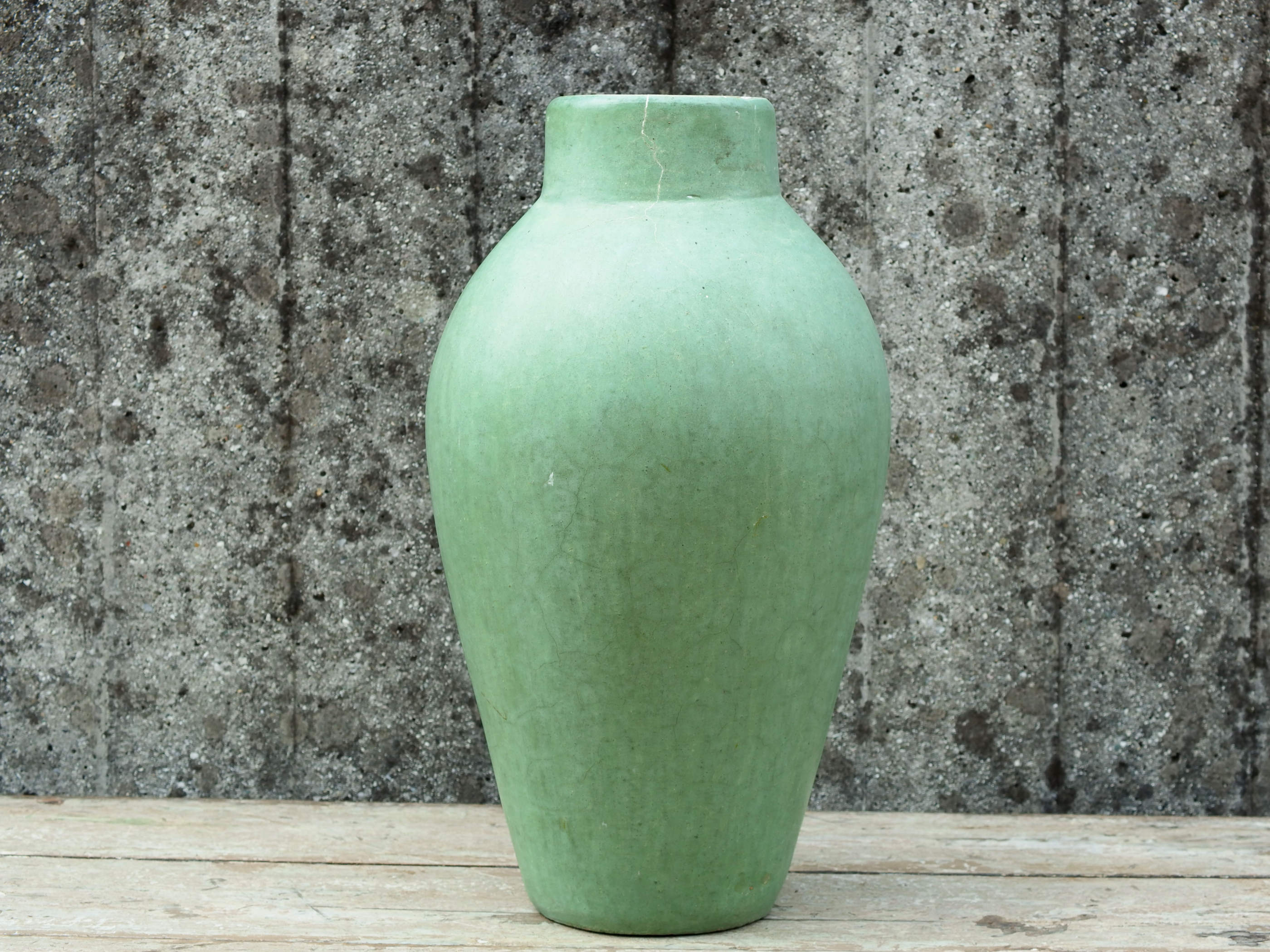 Vaso tadelakt, un intonaco di origine marocchina tipico della città di Marrakech, un metodo completamente ecologico basato sull'utilizzo di calce idrata, sapone nero, pigmenti naturali e cere. Dimensioni Diametro 25 h45cm.