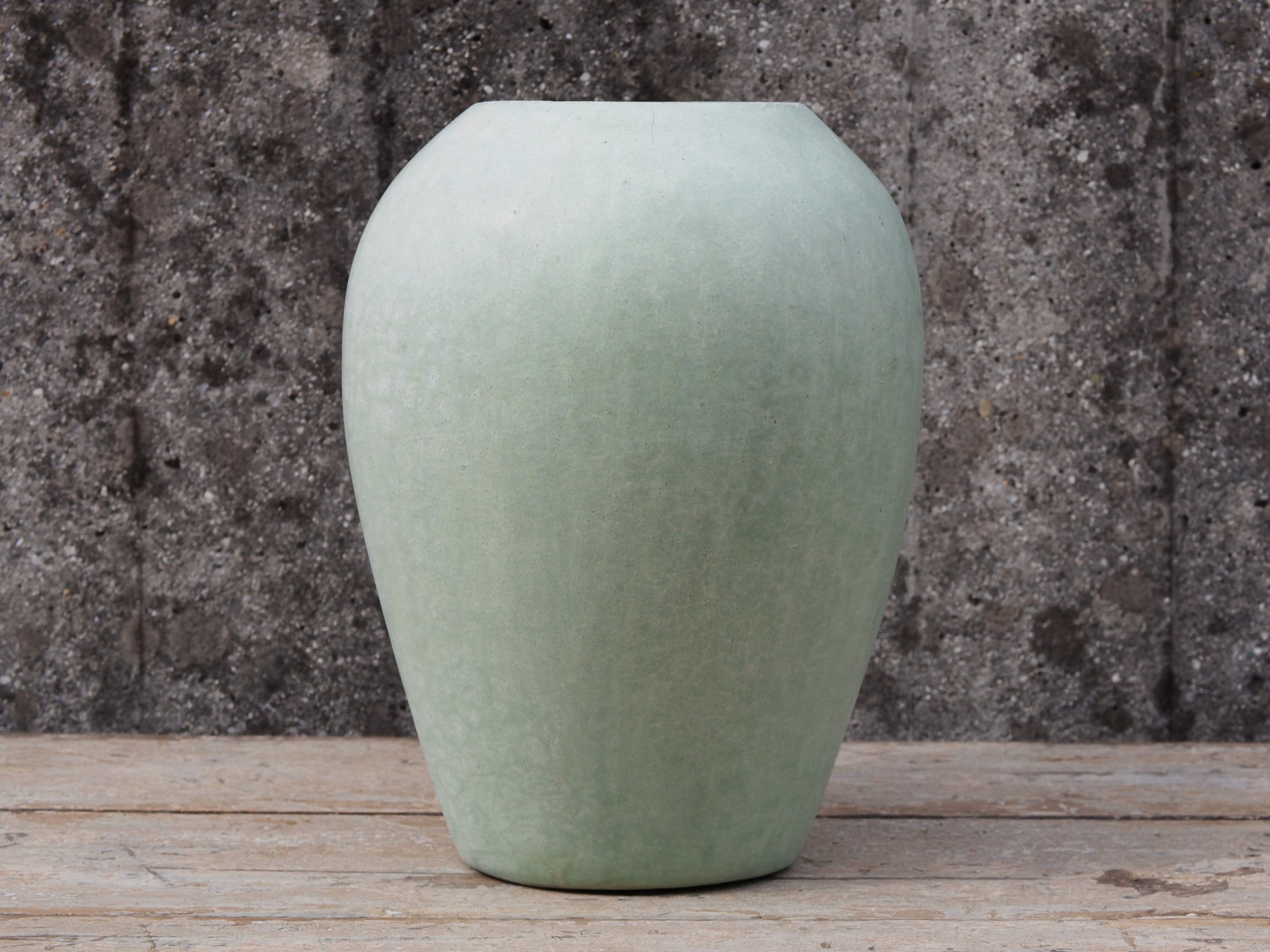 Vaso tadelakt, un intonaco di origine marocchina tipico della città di Marrakech, un metodo completamente ecologico basato sull'utilizzo di calce idrata, sapone nero, pigmenti naturali e cere. Dimensioni Diametro 23 h30cm.