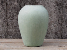 Carica l&#39;immagine nel visualizzatore di Gallery, Vaso tadelakt, un intonaco di origine marocchina tipico della città di Marrakech, un metodo completamente ecologico basato sull&#39;utilizzo di calce idrata, sapone nero, pigmenti naturali e cere. Dimensioni Diametro 23 h30cm.