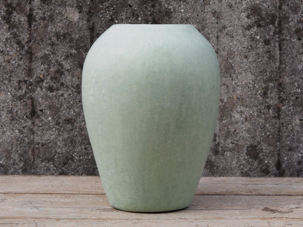 Vaso tadelakt, un intonaco di origine marocchina tipico della città di Marrakech, un metodo completamente ecologico basato sull'utilizzo di calce idrata, sapone nero, pigmenti naturali e cere. Dimensioni Diametro 23 h30cm.