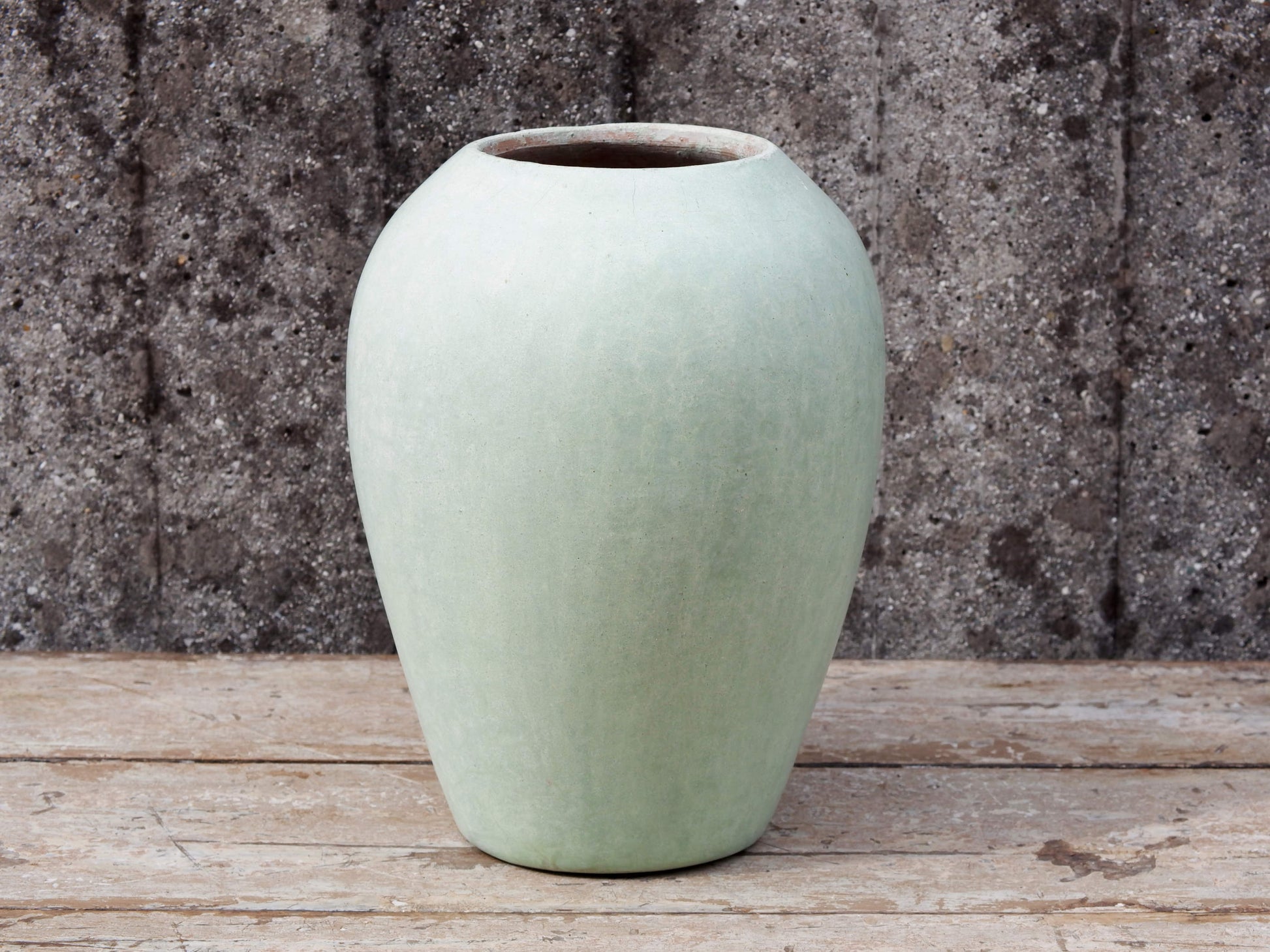 Vaso tadelakt, un intonaco di origine marocchina tipico della città di Marrakech, un metodo completamente ecologico basato sull'utilizzo di calce idrata, sapone nero, pigmenti naturali e cere. Dimensioni Diametro 23 h30cm.