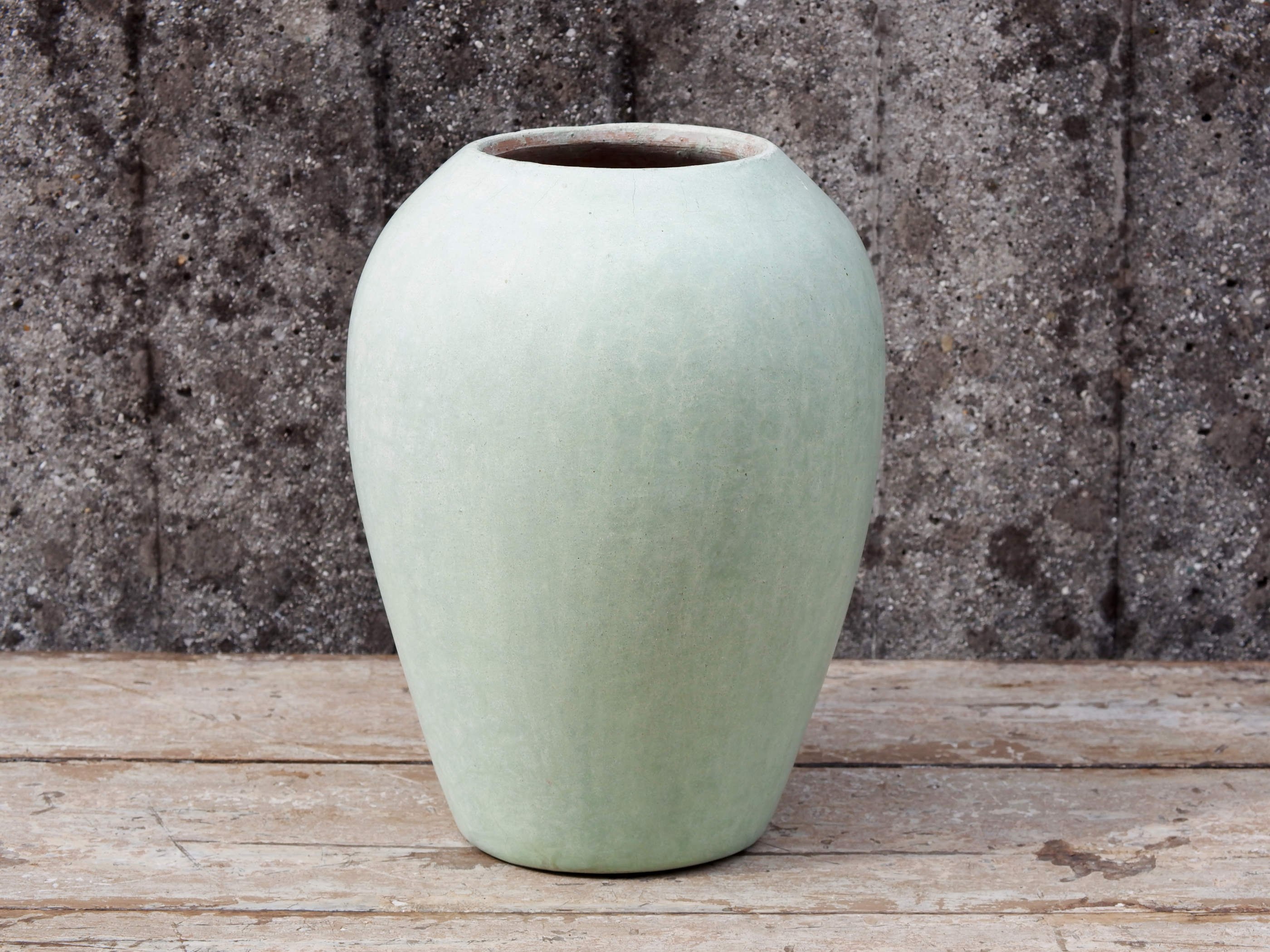 Vaso tadelakt, un intonaco di origine marocchina tipico della città di Marrakech, un metodo completamente ecologico basato sull'utilizzo di calce idrata, sapone nero, pigmenti naturali e cere. Dimensioni Diametro 23 h30cm.