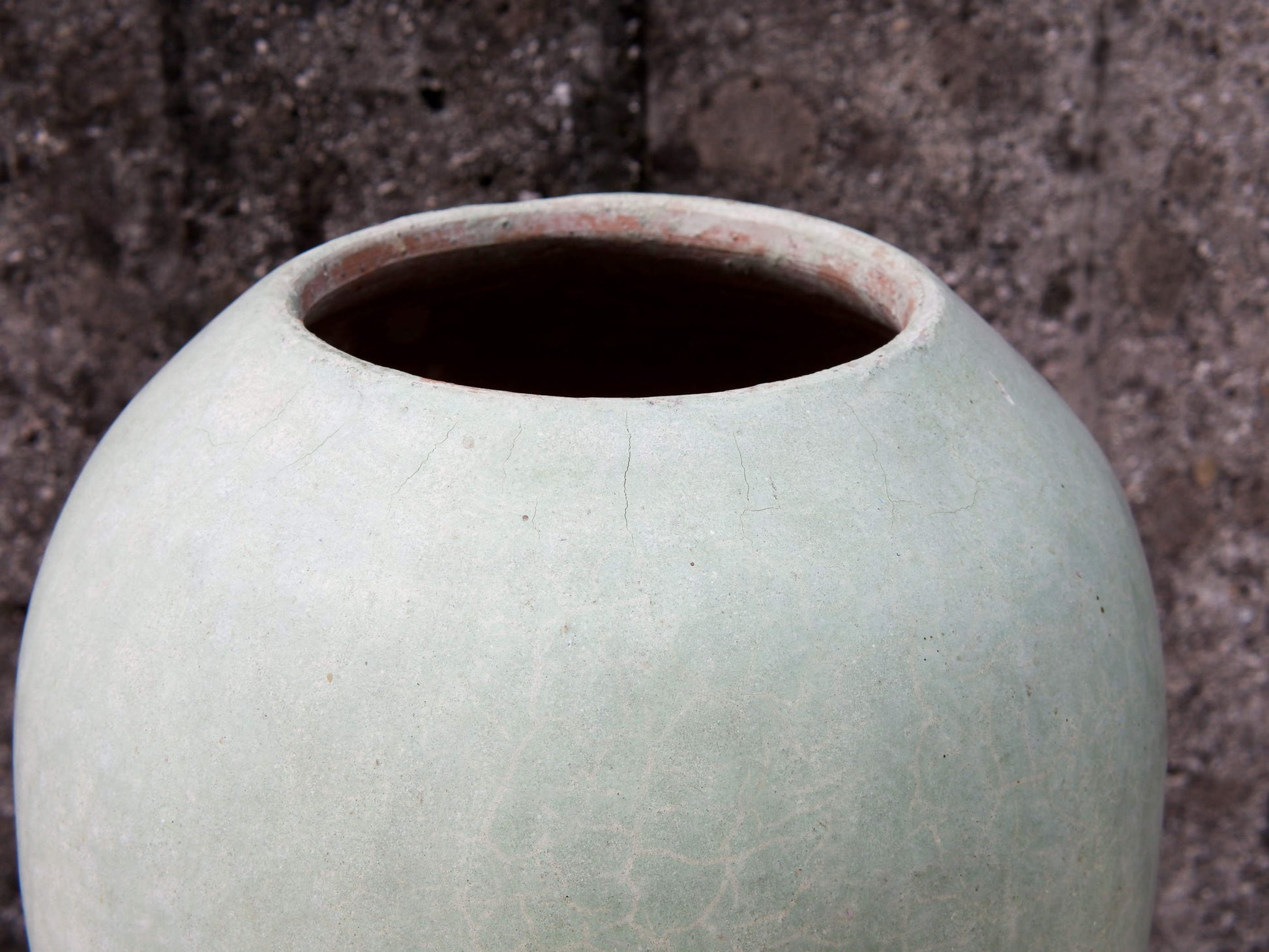 Vaso tadelakt, un intonaco di origine marocchina tipico della città di Marrakech, un metodo completamente ecologico basato sull'utilizzo di calce idrata, sapone nero, pigmenti naturali e cere. Dimensioni Diametro 23 h30cm.