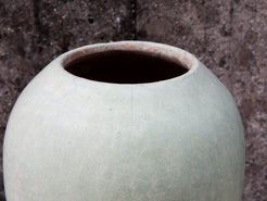 Vaso tadelakt, un intonaco di origine marocchina tipico della città di Marrakech, un metodo completamente ecologico basato sull'utilizzo di calce idrata, sapone nero, pigmenti naturali e cere. Dimensioni Diametro 23 h30cm.