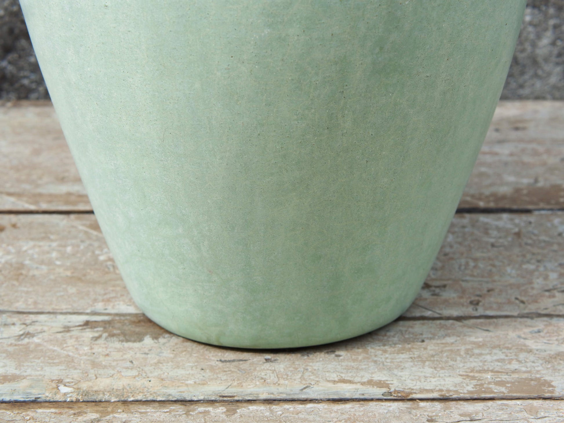 Vaso tadelakt, un intonaco di origine marocchina tipico della città di Marrakech, un metodo completamente ecologico basato sull'utilizzo di calce idrata, sapone nero, pigmenti naturali e cere. Dimensioni Diametro 23 h30cm.