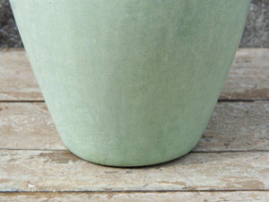 Vaso tadelakt, un intonaco di origine marocchina tipico della città di Marrakech, un metodo completamente ecologico basato sull'utilizzo di calce idrata, sapone nero, pigmenti naturali e cere. Dimensioni Diametro 23 h30cm.