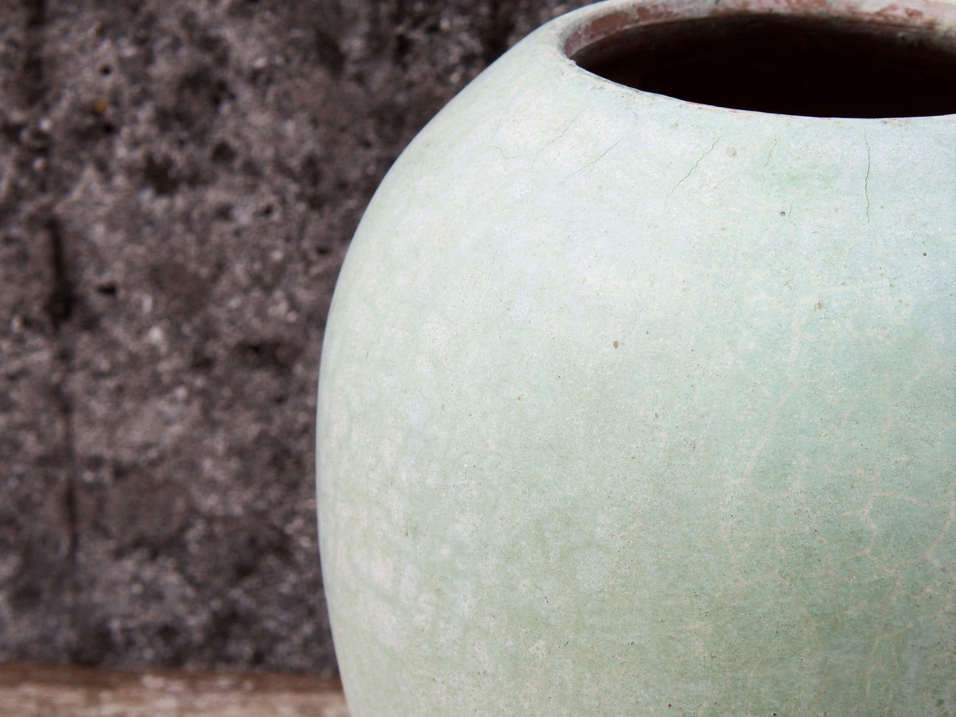 Vaso tadelakt, un intonaco di origine marocchina tipico della città di Marrakech, un metodo completamente ecologico basato sull'utilizzo di calce idrata, sapone nero, pigmenti naturali e cere. Dimensioni Diametro 23 h30cm.