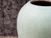 Carica l&#39;immagine nel visualizzatore di Gallery, Vaso tadelakt, un intonaco di origine marocchina tipico della città di Marrakech, un metodo completamente ecologico basato sull&#39;utilizzo di calce idrata, sapone nero, pigmenti naturali e cere. Dimensioni Diametro 23 h30cm.