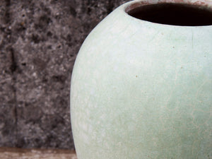 Vaso tadelakt, un intonaco di origine marocchina tipico della città di Marrakech, un metodo completamente ecologico basato sull'utilizzo di calce idrata, sapone nero, pigmenti naturali e cere. Dimensioni Diametro 23 h30cm.