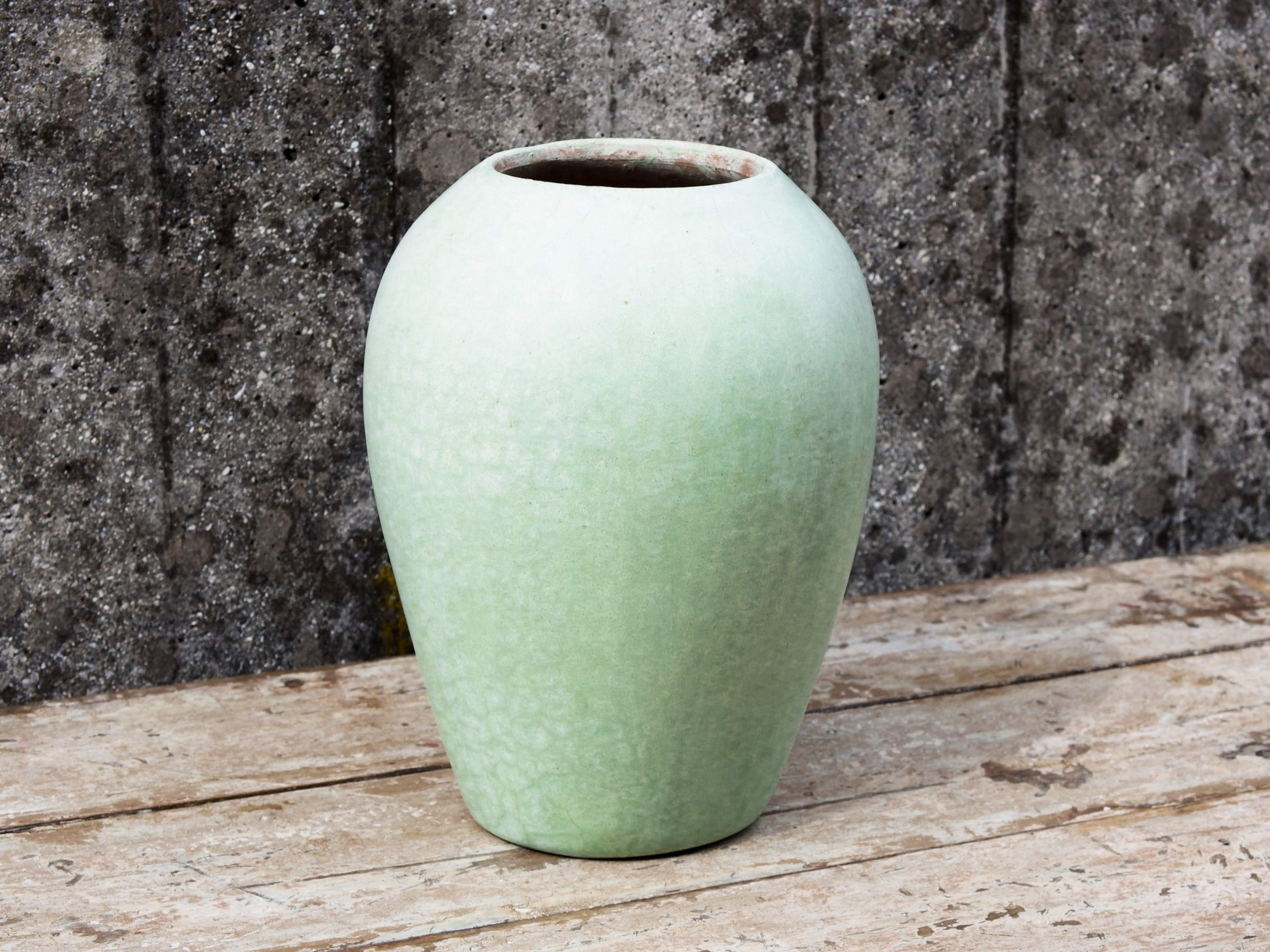 Vaso tadelakt, un intonaco di origine marocchina tipico della città di Marrakech, un metodo completamente ecologico basato sull'utilizzo di calce idrata, sapone nero, pigmenti naturali e cere. Dimensioni Diametro 23 h30cm.
