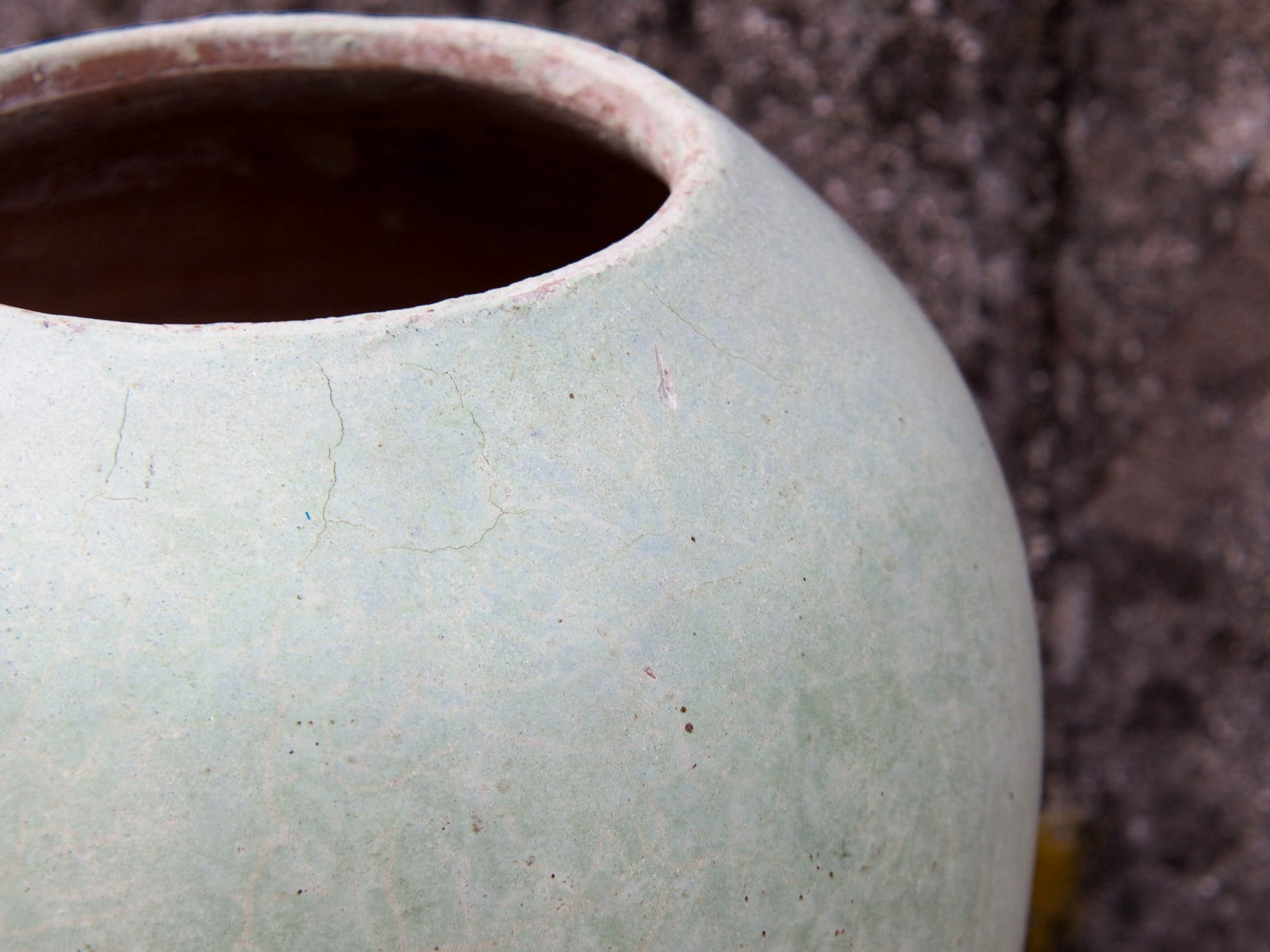 Vaso tadelakt, un intonaco di origine marocchina tipico della città di Marrakech, un metodo completamente ecologico basato sull'utilizzo di calce idrata, sapone nero, pigmenti naturali e cere. Dimensioni Diametro 23 h30cm.