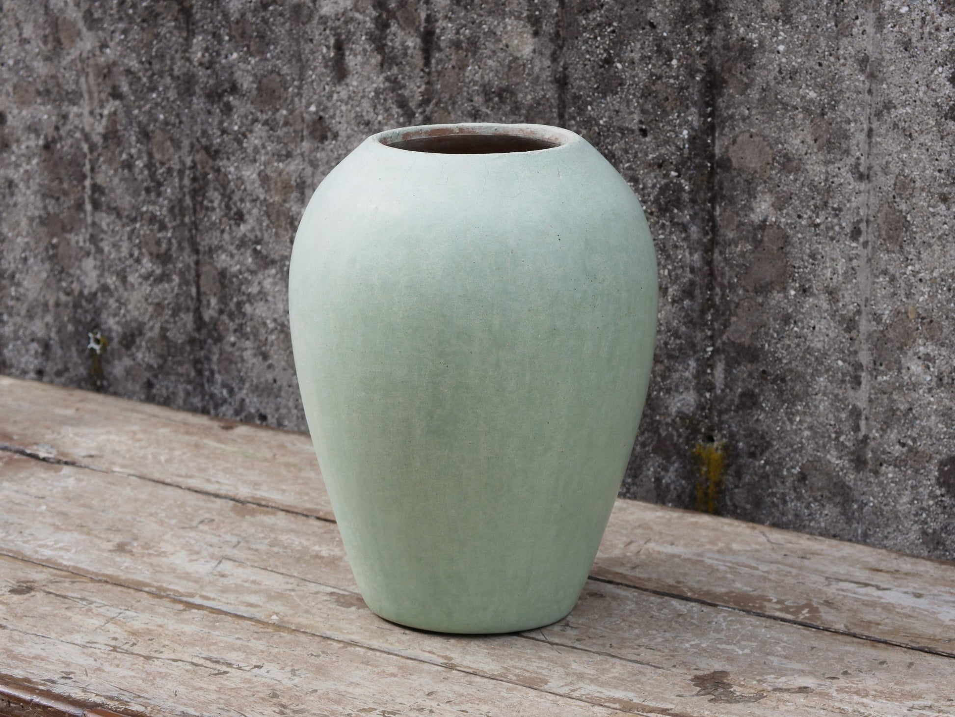 Vaso tadelakt, un intonaco di origine marocchina tipico della città di Marrakech, un metodo completamente ecologico basato sull'utilizzo di calce idrata, sapone nero, pigmenti naturali e cere. Dimensioni Diametro 23 h30cm.