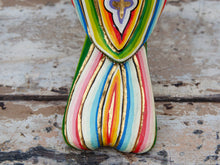 Carica l&#39;immagine nel visualizzatore di Gallery, Statua di corvo in legno finemente dipinta e decorata.  Dimensioni 13x26 h32cm.   per ulteriori info o foto mail info@etniko.it whatsapp 0039 3338778241 etsy / ig / fb : etnikobycrosato