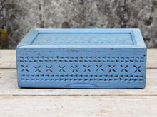 Carica l&#39;immagine nel visualizzatore di Gallery, scatola, box indiano in legno di teak dipinto con apertura scorrevole, internamente dotato di scomparti di dimensioni 27x19 h9cm .  costruita ed assemblata artigianalmente,  originale in ogni parte .     per qualsiasi info , altre foto di articoli simili  segui il sito e social  o via whatsapp 0039 3338778241 ig/fb/pinterest : etnikobycrosato info@etniko.it