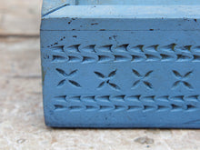 Carica l&#39;immagine nel visualizzatore di Gallery, scatola, box indiano in legno di teak dipinto con apertura scorrevole, internamente dotato di scomparti di dimensioni 27x19 h9cm .  costruita ed assemblata artigianalmente,  originale in ogni parte .     per qualsiasi info , altre foto di articoli simili  segui il sito e social  o via whatsapp 0039 3338778241 ig/fb/pinterest : etnikobycrosato info@etniko.it