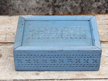 Carica l&#39;immagine nel visualizzatore di Gallery, scatola, box indiano in legno di teak dipinto con apertura scorrevole, internamente dotato di scomparti di dimensioni 27x19 h9cm .  costruita ed assemblata artigianalmente,  originale in ogni parte .     per qualsiasi info , altre foto di articoli simili  segui il sito e social  o via whatsapp 0039 3338778241 ig/fb/pinterest : etnikobycrosato info@etniko.it