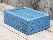 Carica l&#39;immagine nel visualizzatore di Gallery, scatola, box indiano in legno di teak dipinto con apertura scorrevole, internamente dotato di scomparti di dimensioni 27x19 h9cm .  costruita ed assemblata artigianalmente,  originale in ogni parte .     per qualsiasi info , altre foto di articoli simili  segui il sito e social  o via whatsapp 0039 3338778241 ig/fb/pinterest : etnikobycrosato info@etniko.it