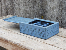 Carica l&#39;immagine nel visualizzatore di Gallery, scatola, box indiano in legno di teak dipinto con apertura scorrevole, internamente dotato di scomparti di dimensioni 27x19 h9cm .  costruita ed assemblata artigianalmente,  originale in ogni parte .     per qualsiasi info , altre foto di articoli simili  segui il sito e social  o via whatsapp 0039 3338778241 ig/fb/pinterest : etnikobycrosato info@etniko.it