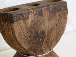antico separatore , oggetti di lavoro antichi usato per cereali, riso indiano in legno in legno di teak inciso . dimensioni 18x15 h19cm