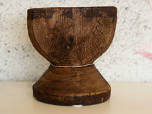 Carica l&#39;immagine nel visualizzatore di Gallery, antico separatore , oggetti di lavoro antichi usato per cereali, riso indiano in legno in legno di teak inciso . dimensioni 18x15 h19cm