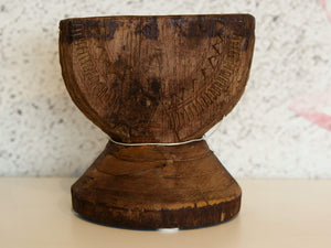 antico separatore , oggetti di lavoro antichi usato per cereali, riso indiano in legno in legno di teak inciso . dimensioni 18x15 h19cm