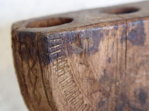 antico separatore , oggetti di lavoro antichi usato per cereali, riso indiano in legno in legno di teak inciso . dimensioni 18x15 h19cm