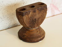 Carica l&#39;immagine nel visualizzatore di Gallery, antico separatore , oggetti di lavoro antichi usato per cereali, riso indiano in legno in legno di teak inciso . dimensioni 18x15 h19cm