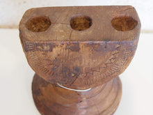 Carica l&#39;immagine nel visualizzatore di Gallery, antico separatore , oggetti di lavoro antichi usato per cereali, riso indiano in legno in legno di teak inciso . dimensioni 18x15 h19cm