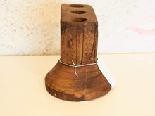 Carica l&#39;immagine nel visualizzatore di Gallery, antico separatore , oggetti di lavoro antichi usato per cereali, riso indiano in legno in legno di teak inciso . dimensioni 18x15 h19cm