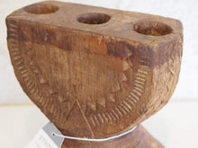 Carica l&#39;immagine nel visualizzatore di Gallery, antico separatore , oggetti di lavoro antichi usato per cereali, riso indiano in legno in legno di teak inciso . dimensioni 18x15 h19cm