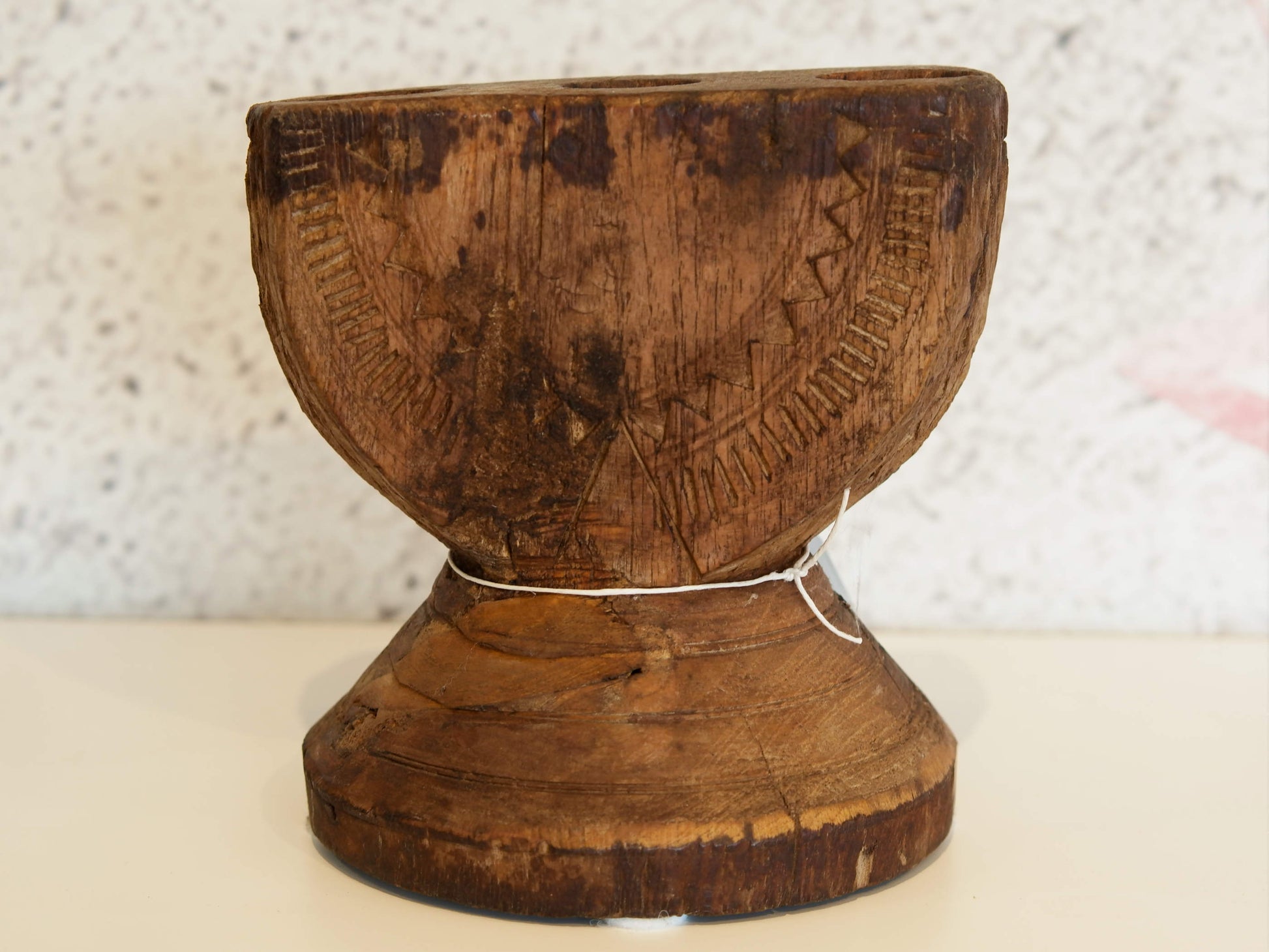 antico separatore , oggetti di lavoro antichi usato per cereali, riso indiano in legno in legno di teak inciso . dimensioni 18x15 h19cm