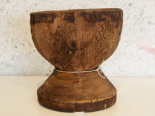 Carica l&#39;immagine nel visualizzatore di Gallery, antico separatore , oggetti di lavoro antichi usato per cereali, riso indiano in legno in legno di teak inciso . dimensioni 18x15 h19cm