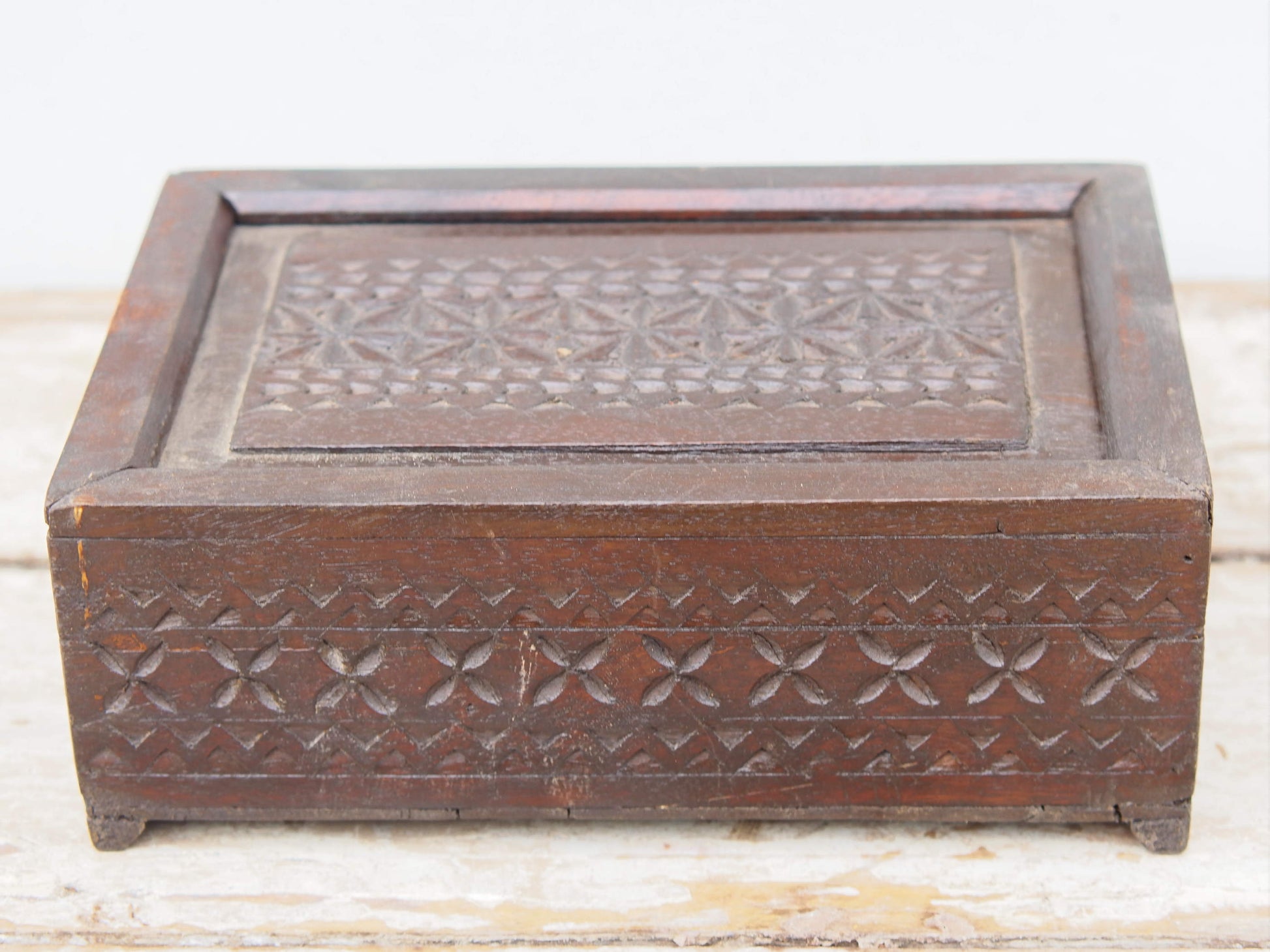 scatola , box indiano in legno di teak con apertura scorrevole, internamente dotato di scomparti di dimensioni 7x7xh6cm .  costruita ed assemblata artigianalmente, originale in ogni parte .  dimensioni box 27x18 h10cm   per qualsiasi info , altre foto di articoli simili segui il sito e social o via whatsapp 0039 3338778241 ig/fb/pinterest : etnikobycrosato info@etniko.it