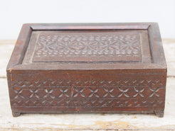 scatola , box indiano in legno di teak con apertura scorrevole, internamente dotato di scomparti di dimensioni 7x7xh6cm .  costruita ed assemblata artigianalmente, originale in ogni parte .  dimensioni box 27x18 h10cm   per qualsiasi info , altre foto di articoli simili segui il sito e social o via whatsapp 0039 3338778241 ig/fb/pinterest : etnikobycrosato info@etniko.it