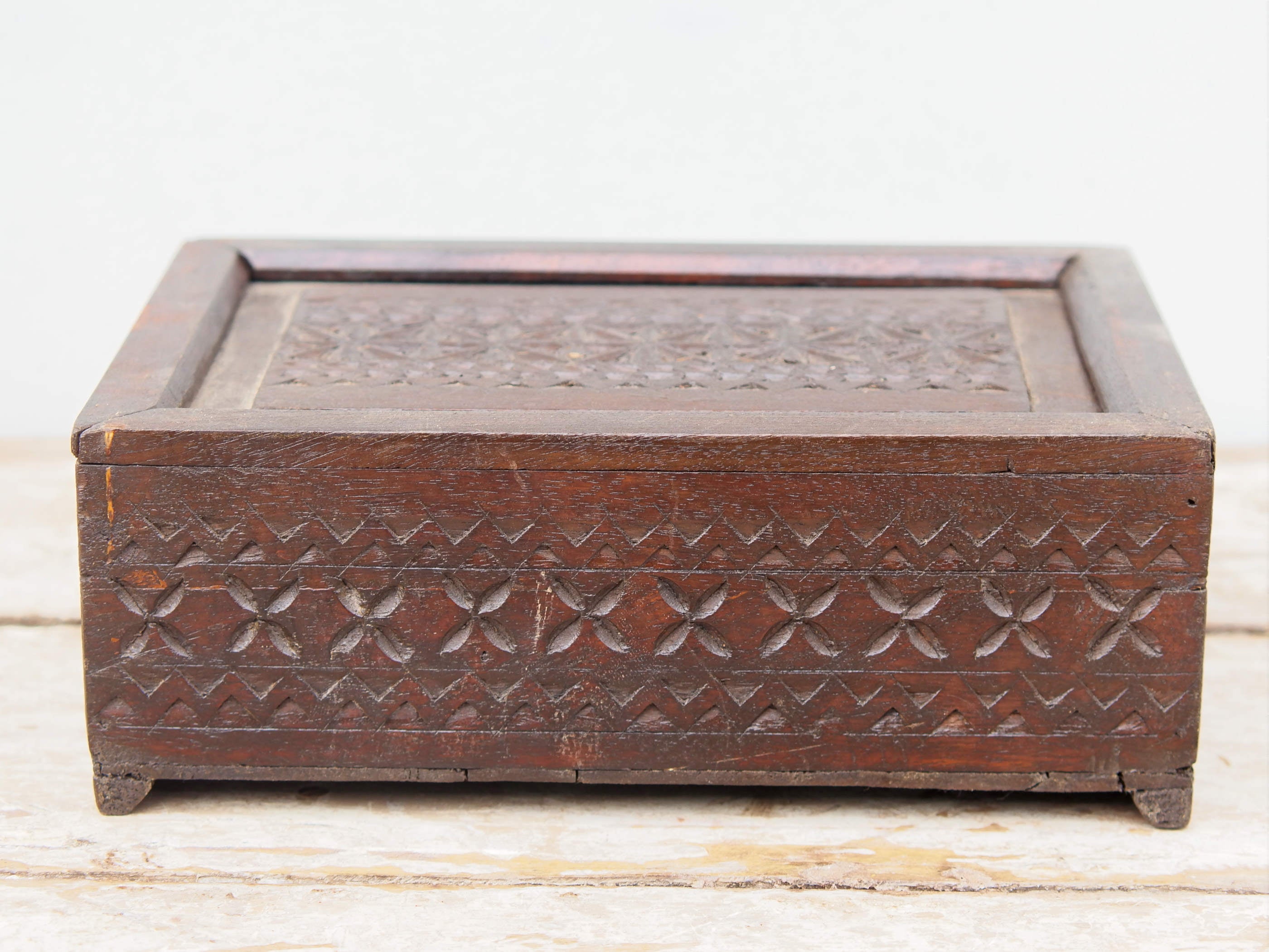 scatola , box indiano in legno di teak con apertura scorrevole, internamente dotato di scomparti di dimensioni 7x7xh6cm .  costruita ed assemblata artigianalmente, originale in ogni parte .  dimensioni box 27x18 h10cm   per qualsiasi info , altre foto di articoli simili segui il sito e social o via whatsapp 0039 3338778241 ig/fb/pinterest : etnikobycrosato info@etniko.it