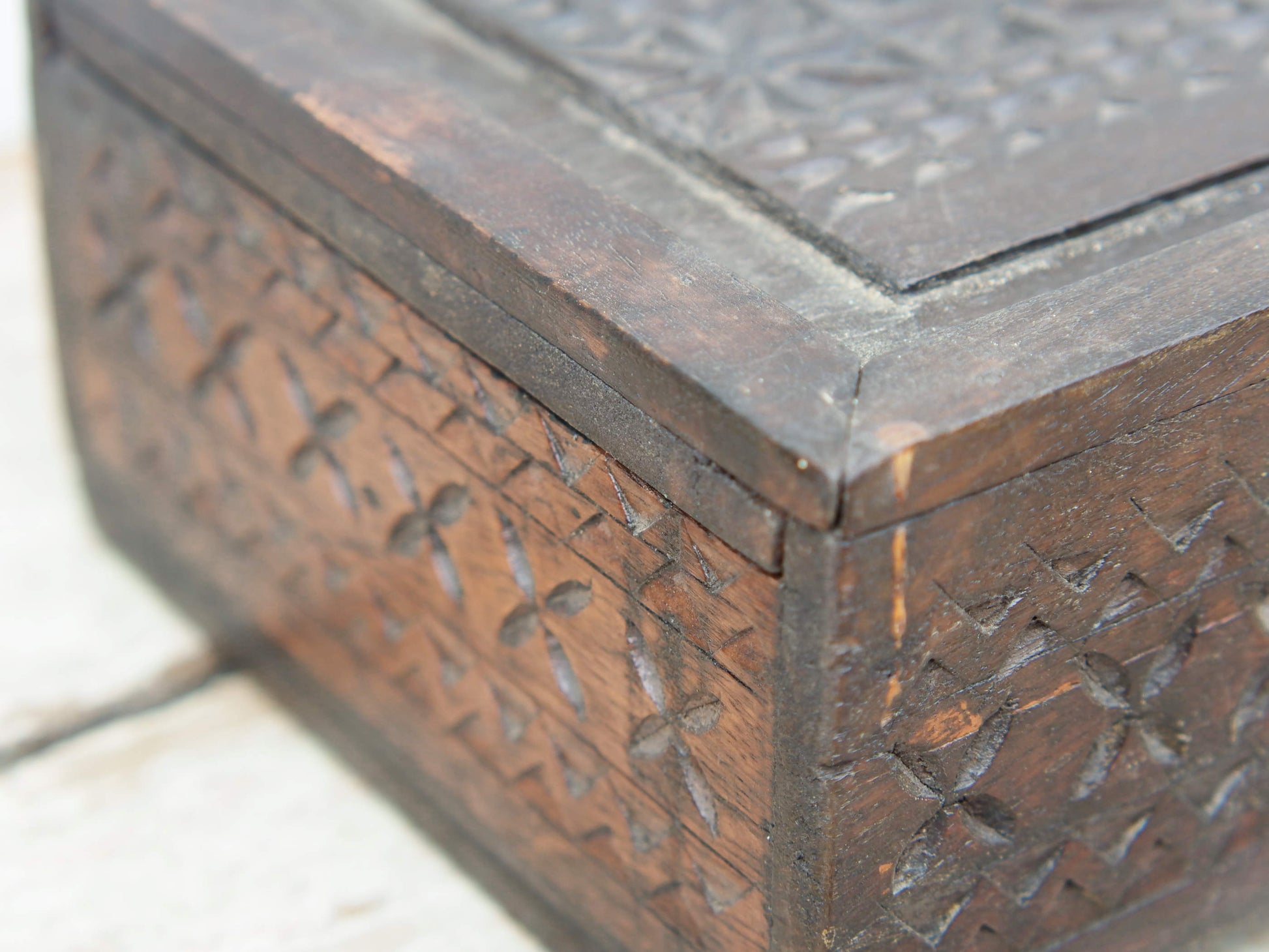 scatola , box indiano in legno di teak con apertura scorrevole, internamente dotato di scomparti di dimensioni 7x7xh6cm .  costruita ed assemblata artigianalmente, originale in ogni parte .  dimensioni box 27x18 h10cm   per qualsiasi info , altre foto di articoli simili segui il sito e social o via whatsapp 0039 3338778241 ig/fb/pinterest : etnikobycrosato info@etniko.it