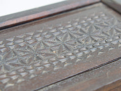 scatola , box indiano in legno di teak con apertura scorrevole, internamente dotato di scomparti di dimensioni 7x7xh6cm .  costruita ed assemblata artigianalmente, originale in ogni parte .  dimensioni box 27x18 h10cm   per qualsiasi info , altre foto di articoli simili segui il sito e social o via whatsapp 0039 3338778241 ig/fb/pinterest : etnikobycrosato info@etniko.it
