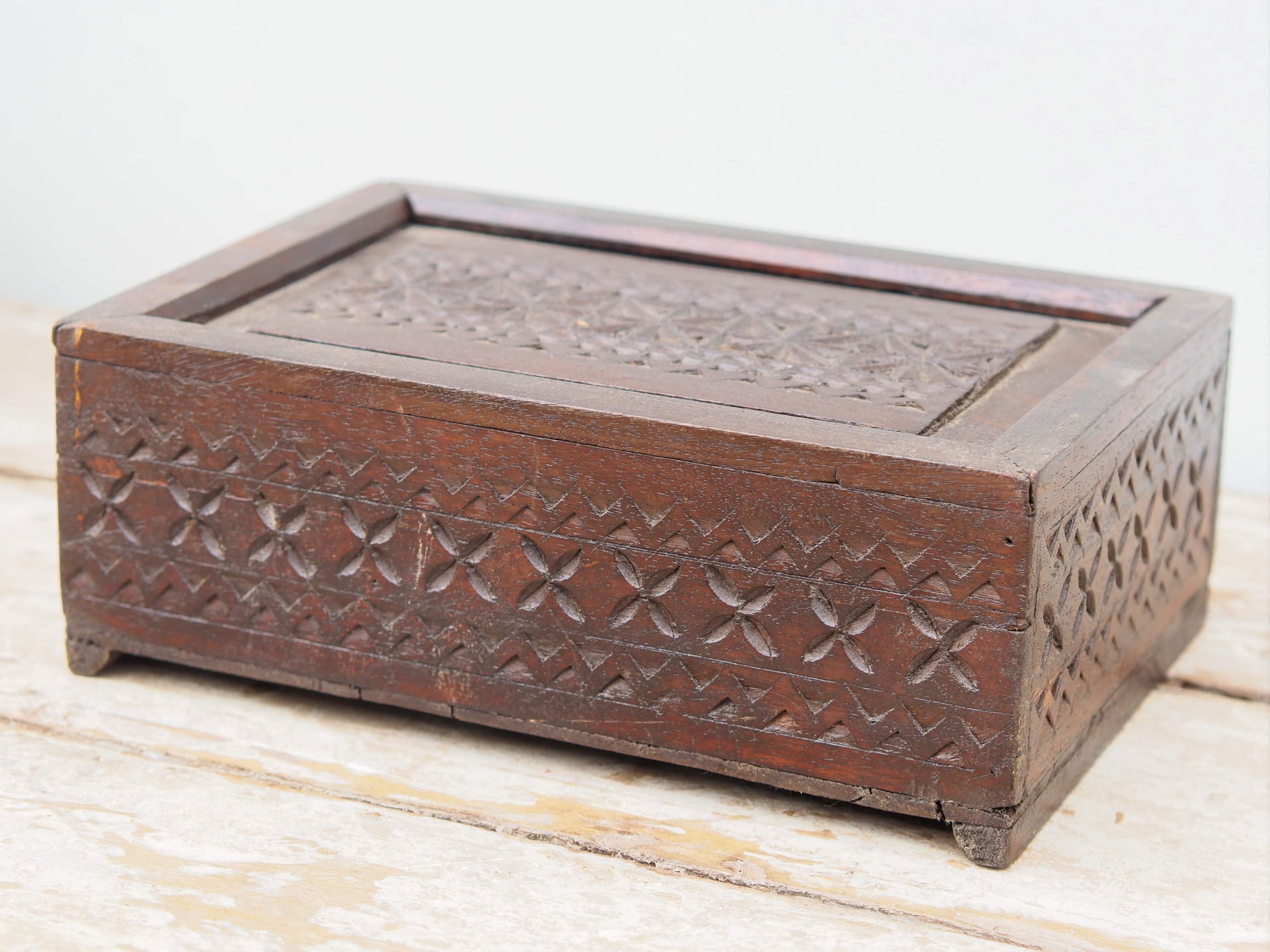 scatola , box indiano in legno di teak con apertura scorrevole, internamente dotato di scomparti di dimensioni 7x7xh6cm .  costruita ed assemblata artigianalmente, originale in ogni parte .  dimensioni box 27x18 h10cm   per qualsiasi info , altre foto di articoli simili segui il sito e social o via whatsapp 0039 3338778241 ig/fb/pinterest : etnikobycrosato info@etniko.it